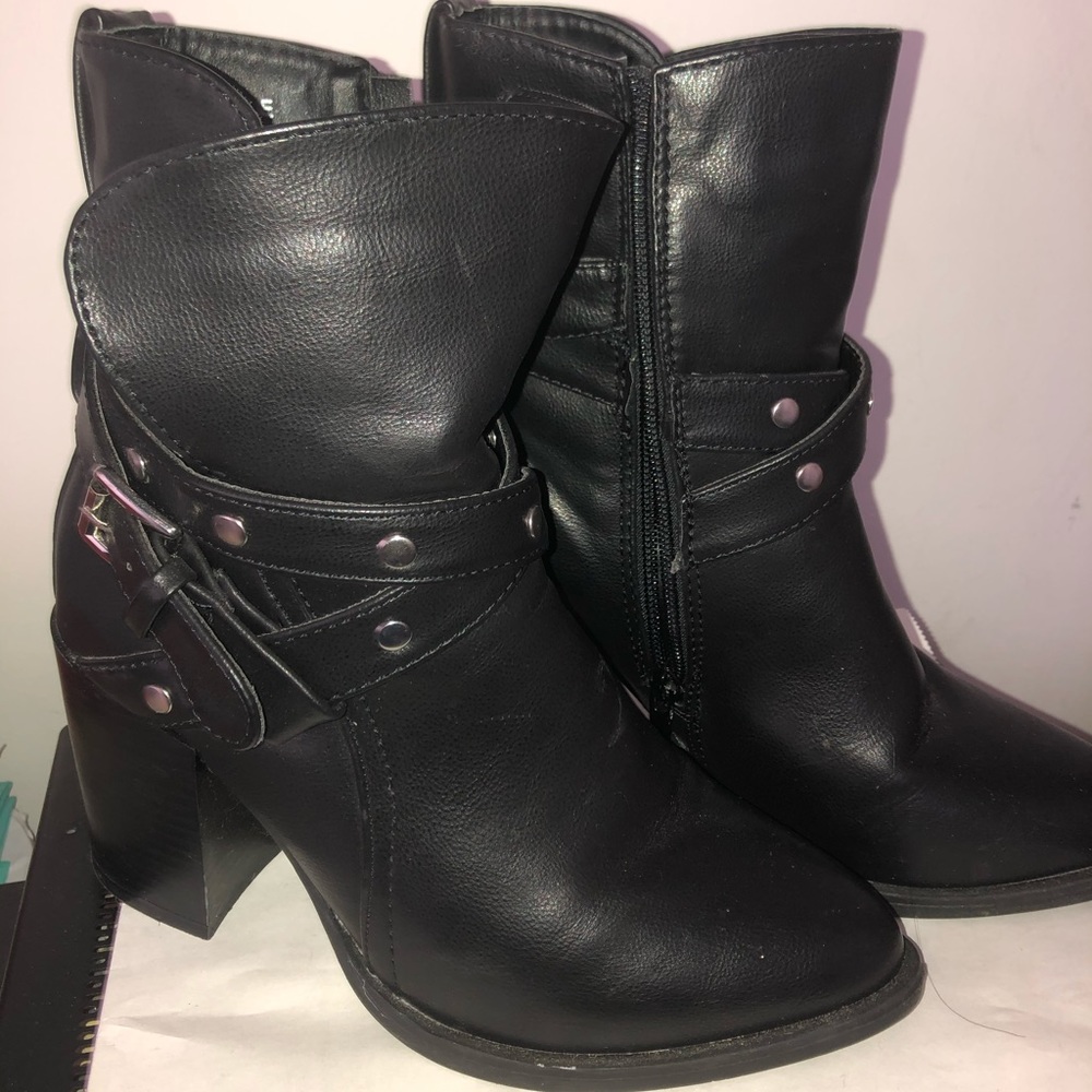 Black striped boot